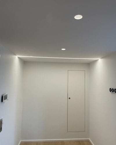 Lyst rum med moderne belysning og el-installationer lavet af Skriver's El Teknik i Valby.