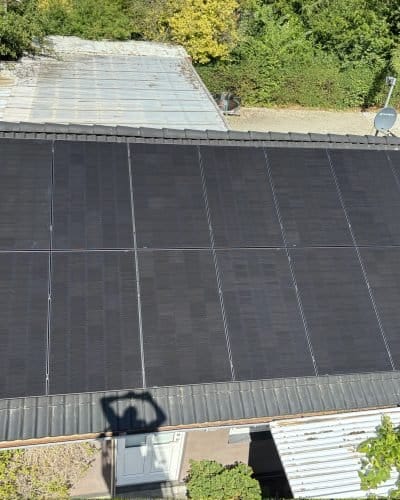 Sorte solceller monteret på tag af Skriver's El Teknik, din lokale elektriker i Rødovre.