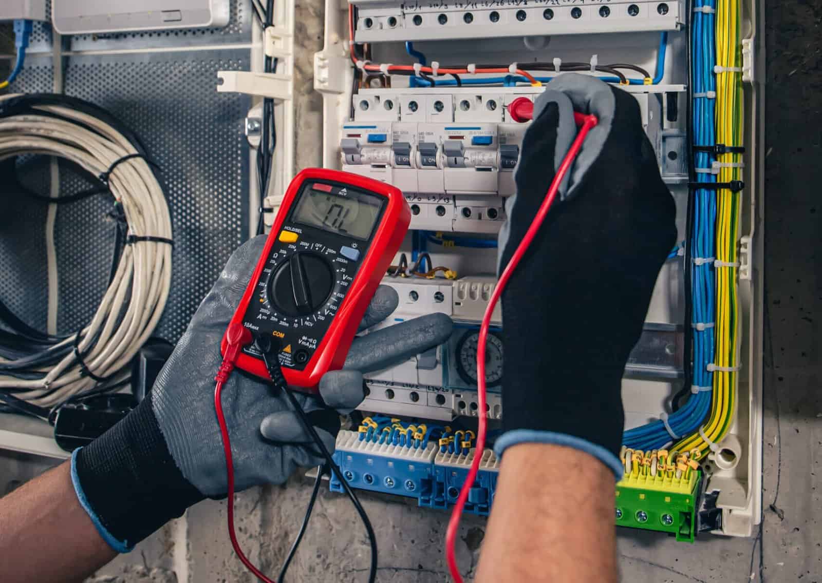 Elektriker Rødovre udfører sikker fejlfinding og teknisk kontrol af en eltavle.